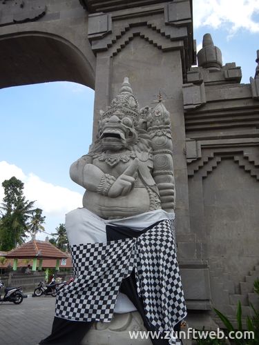 dscn1639_tempel_statue_bali_rock