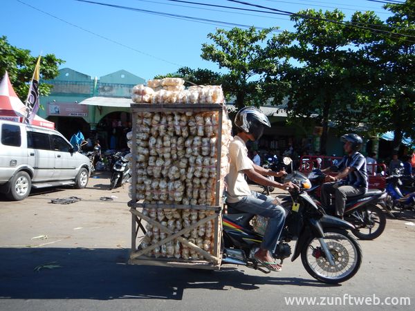 dscn1011_voll_bepacktes_moped_lombok